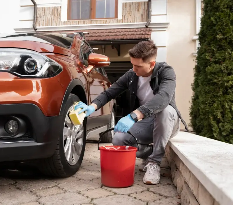 Lavage auto à domicile Fleury-la-Montagne : professionnel intervenant sur un véhicule